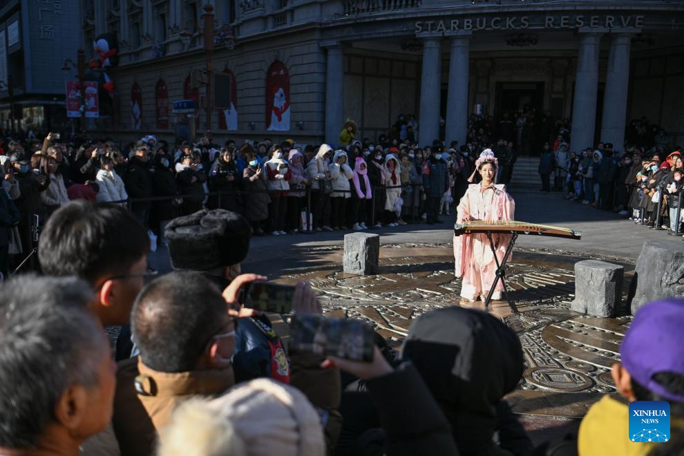 241221天津金街步行街大铜钱广场古筝表演Xinhua.jpg