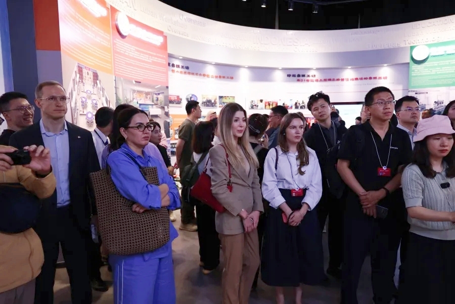 上合峰会嘉宾在天津探访“鲁班工坊体验馆”1.webp_副本.jpg